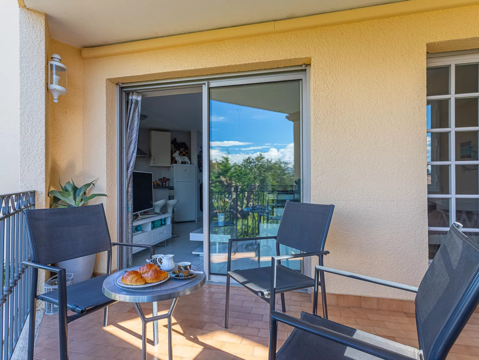 Le Clos Sainte Anne-Outside