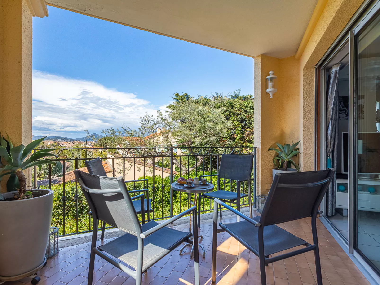 Le Clos Sainte Anne-Outside