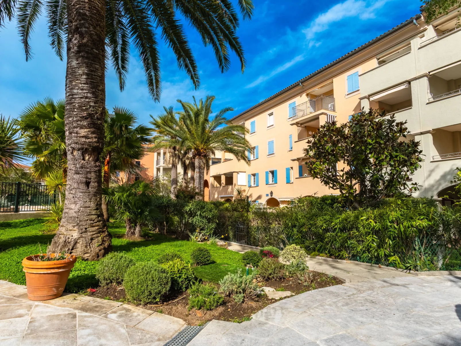 Le Clos Sainte Anne-Outside