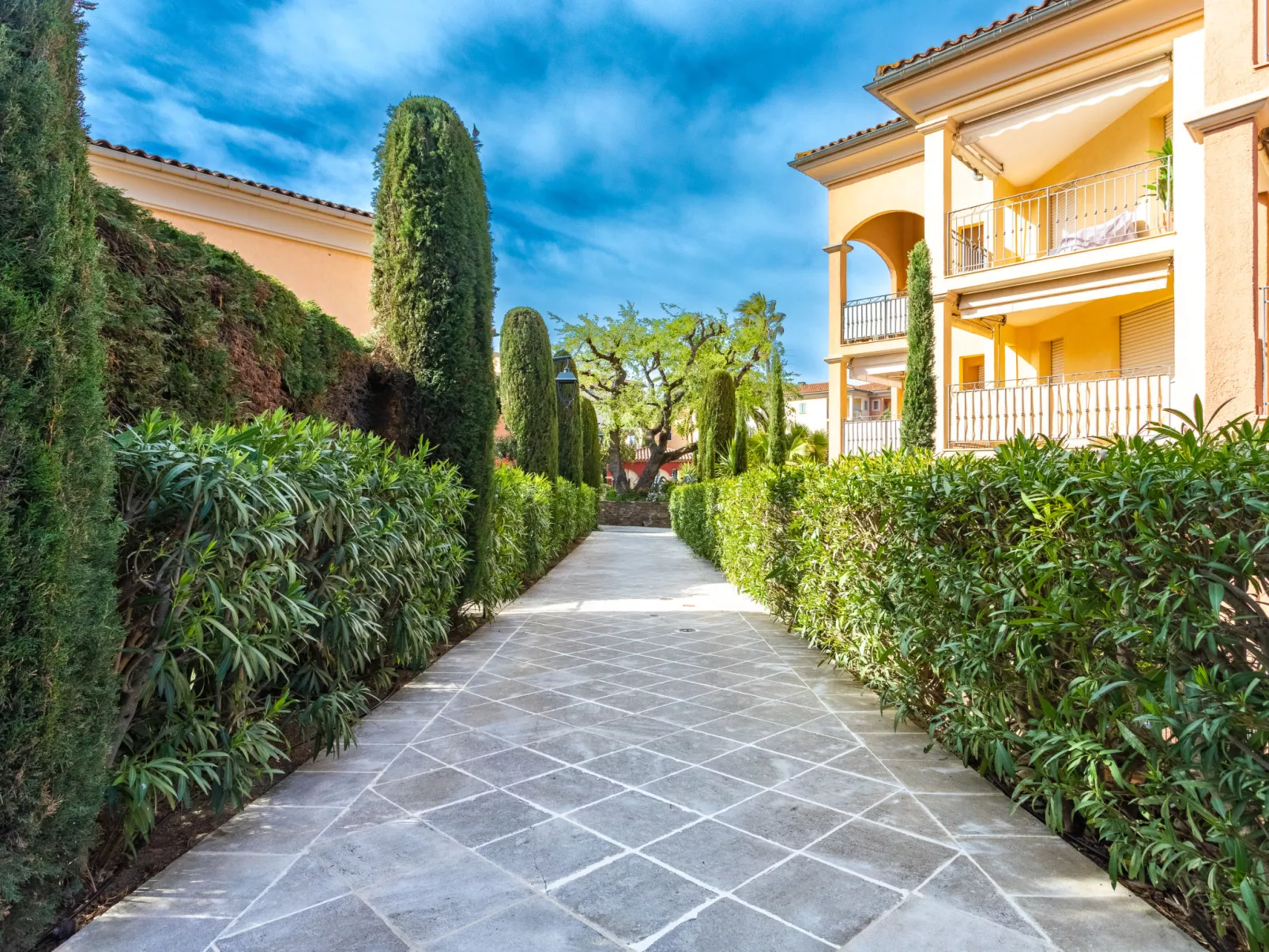 Le Clos Sainte Anne-Outside