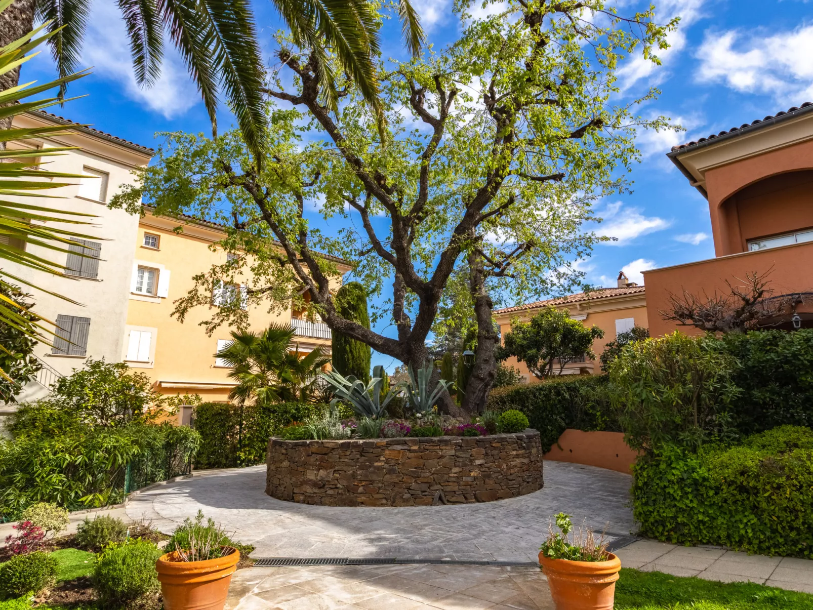 Le Clos Sainte Anne-Outside