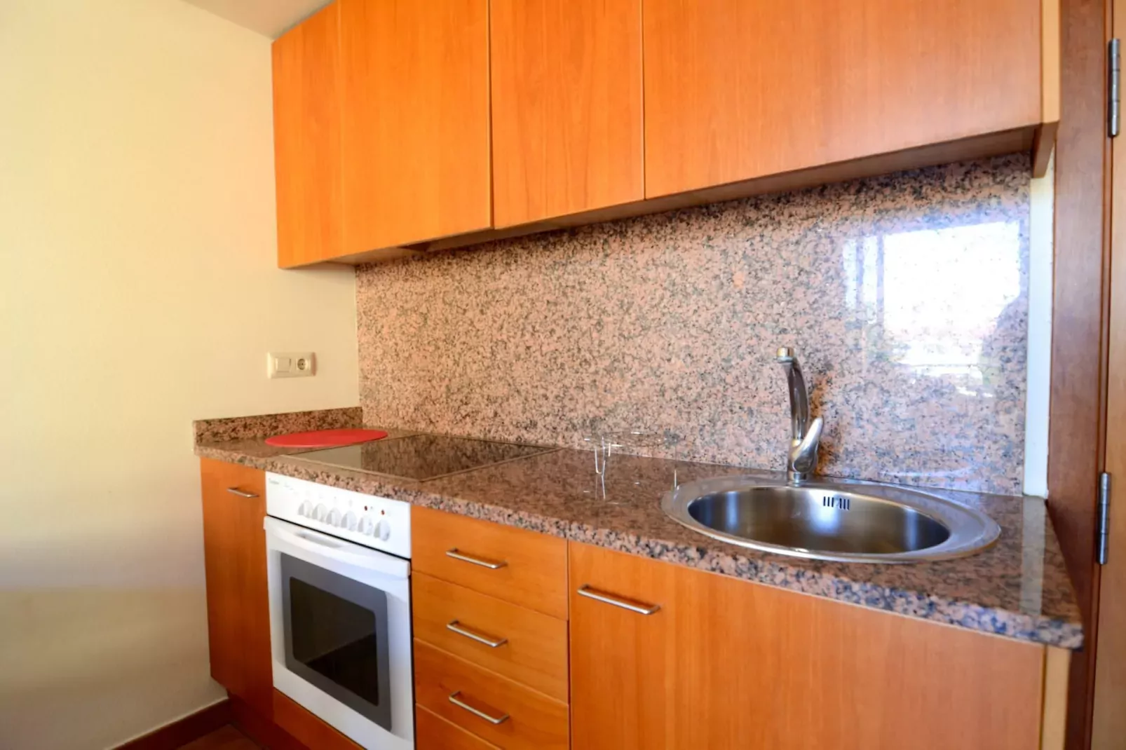 MIAMI II 102-Kitchen