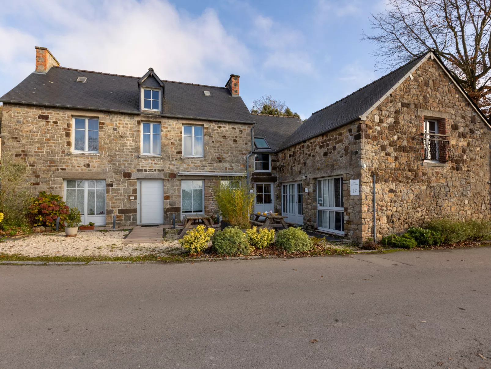 L'atelier-Outside