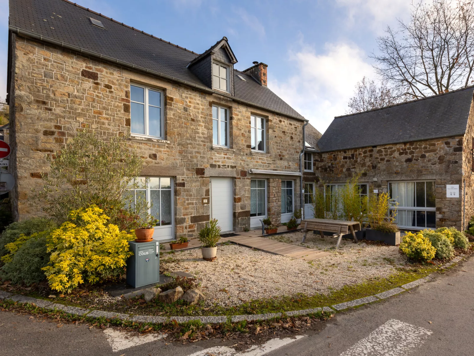 L'atelier-Outside