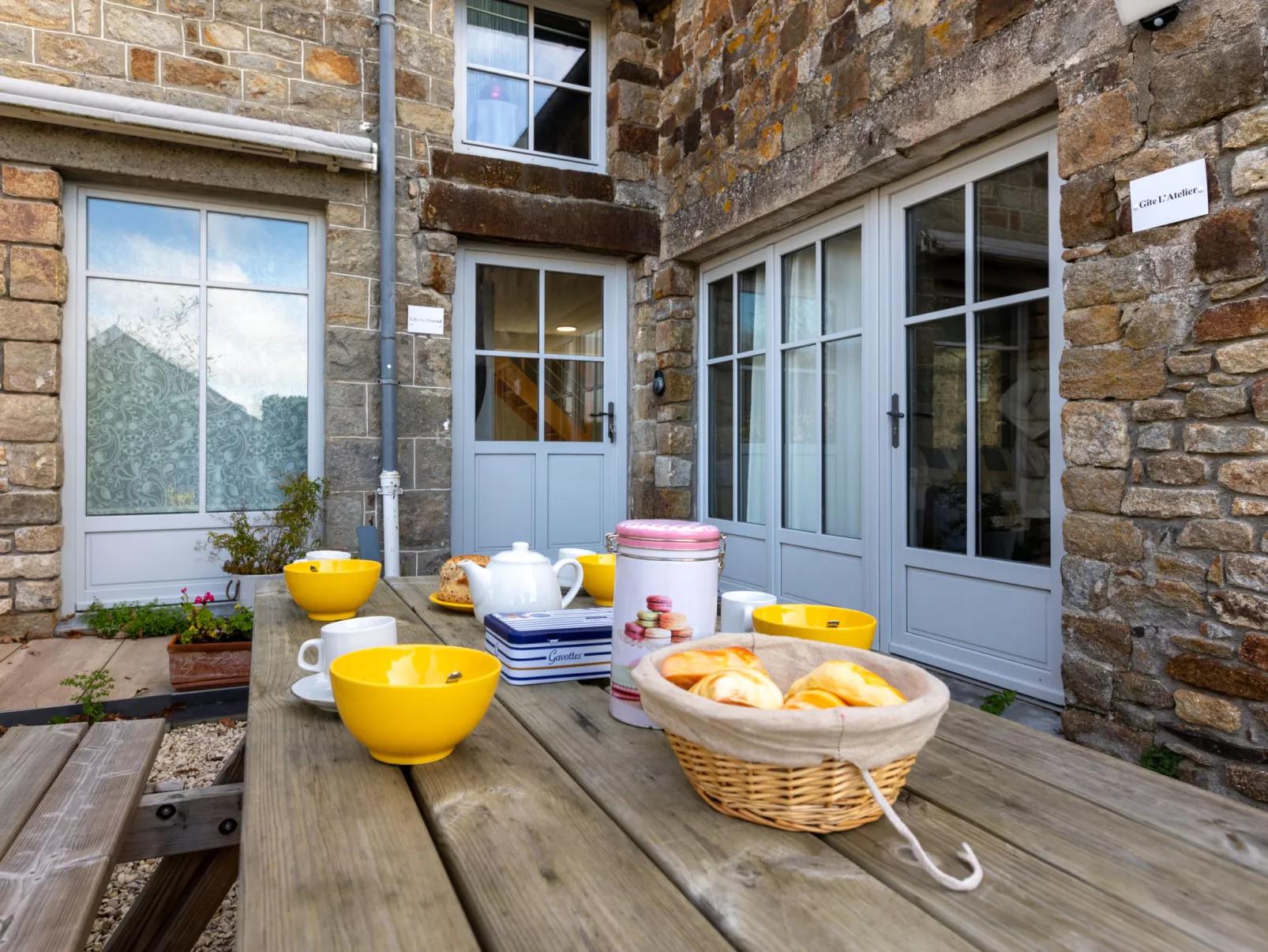 L'atelier-Outside