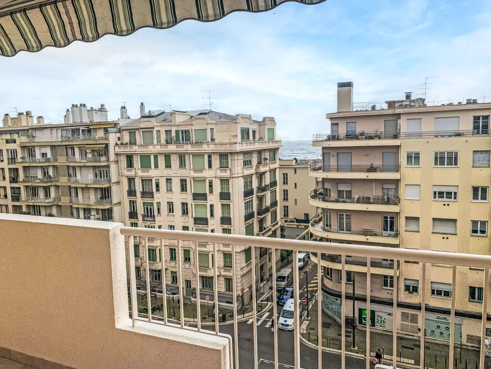 Baie Azur-Outside