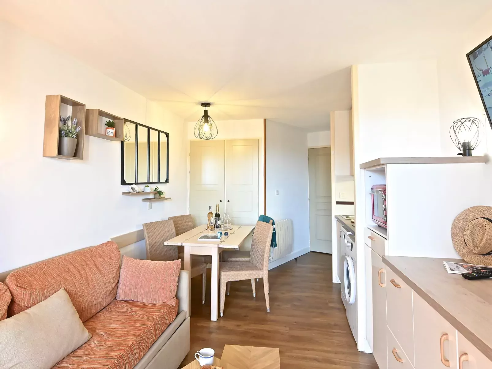 L'Esquinade (G1 103)-Drinnen