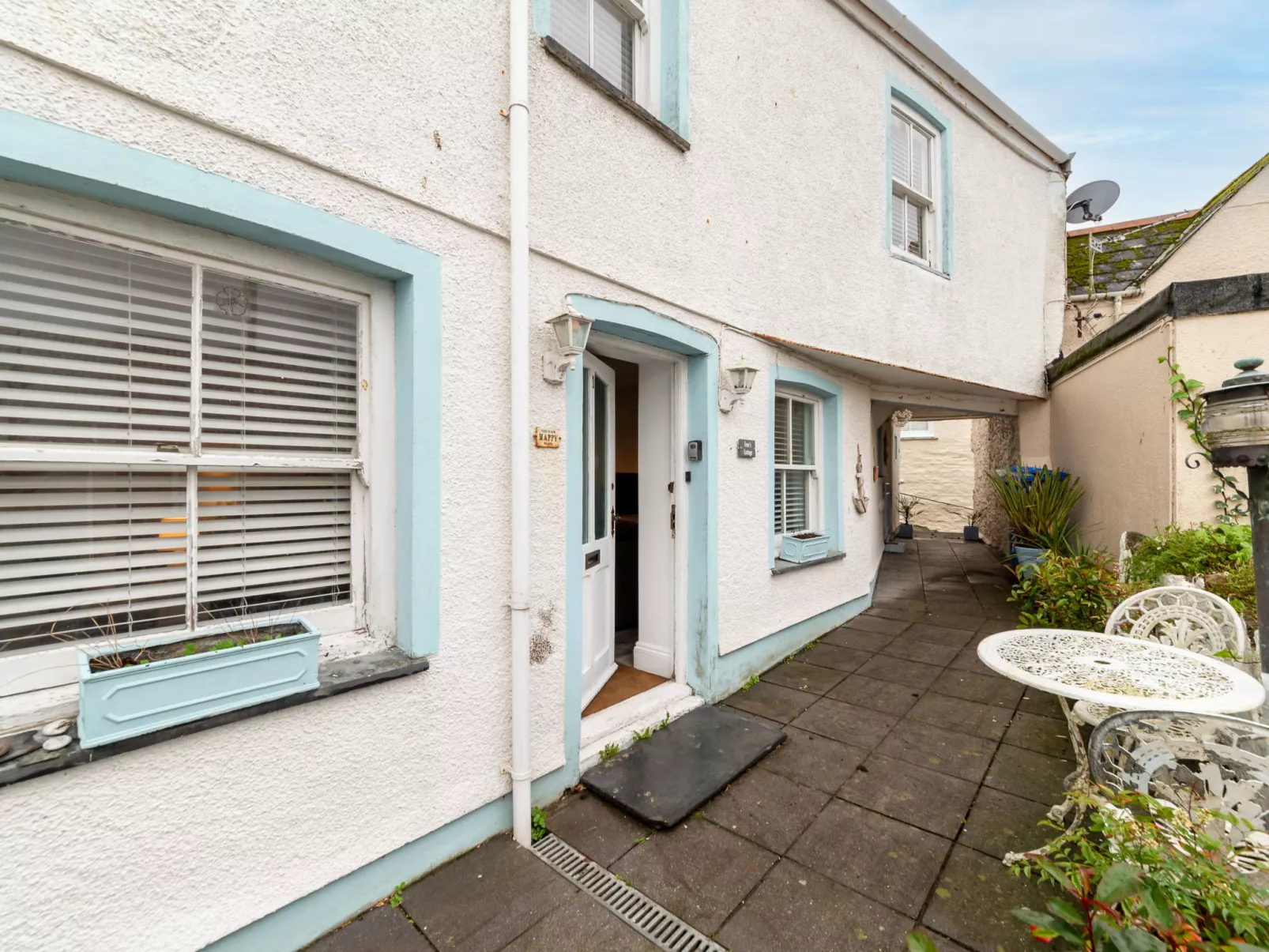Frans Cottage-Outside