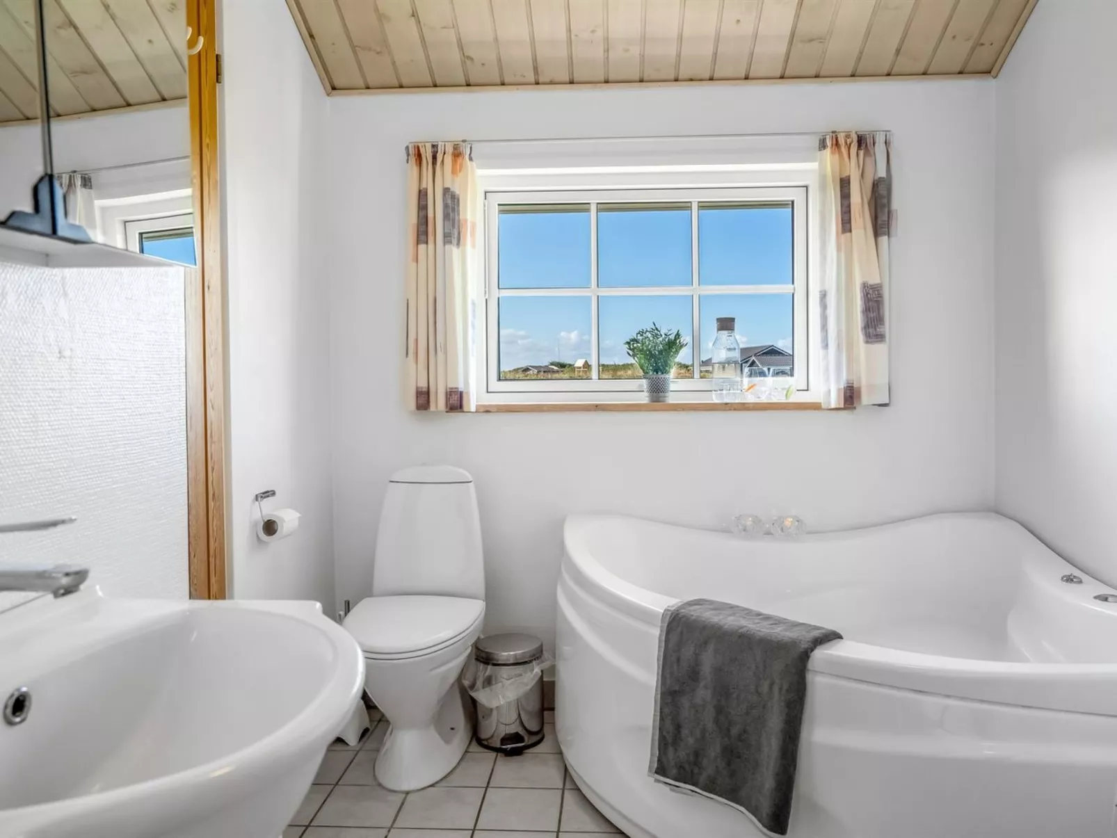 "Winona" - 600m from the sea-Inside