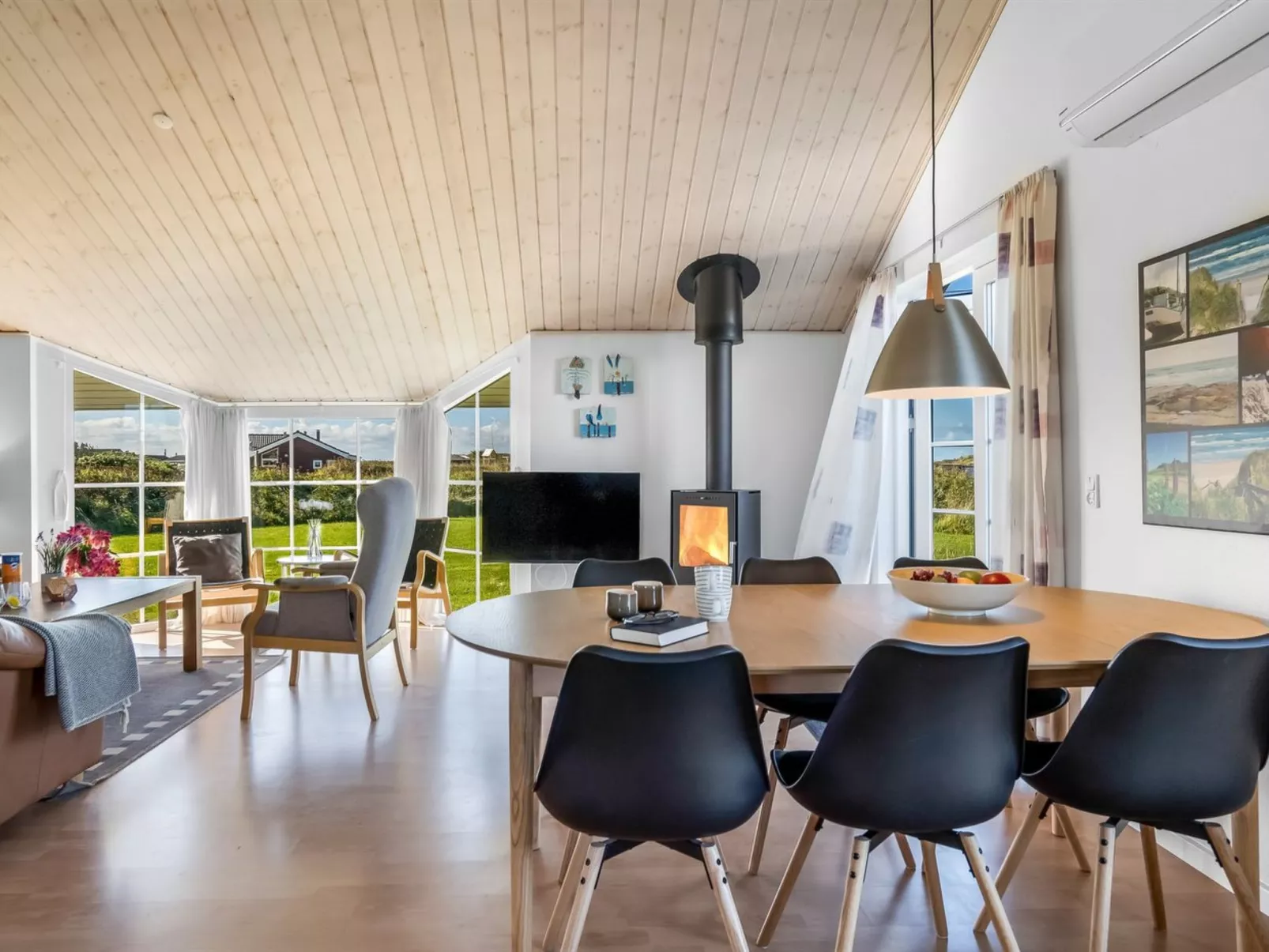 "Winona" - 600m from the sea-Inside