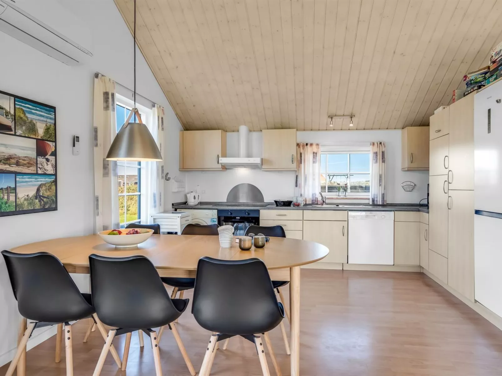"Winona" - 600m from the sea-Inside