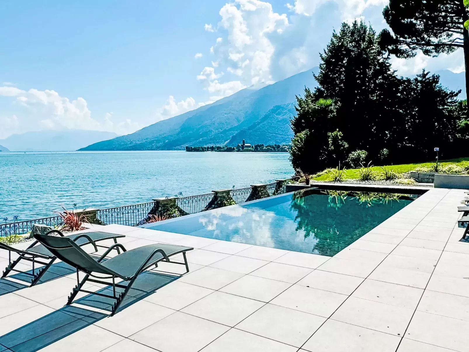 Riflesso del lago-Outside