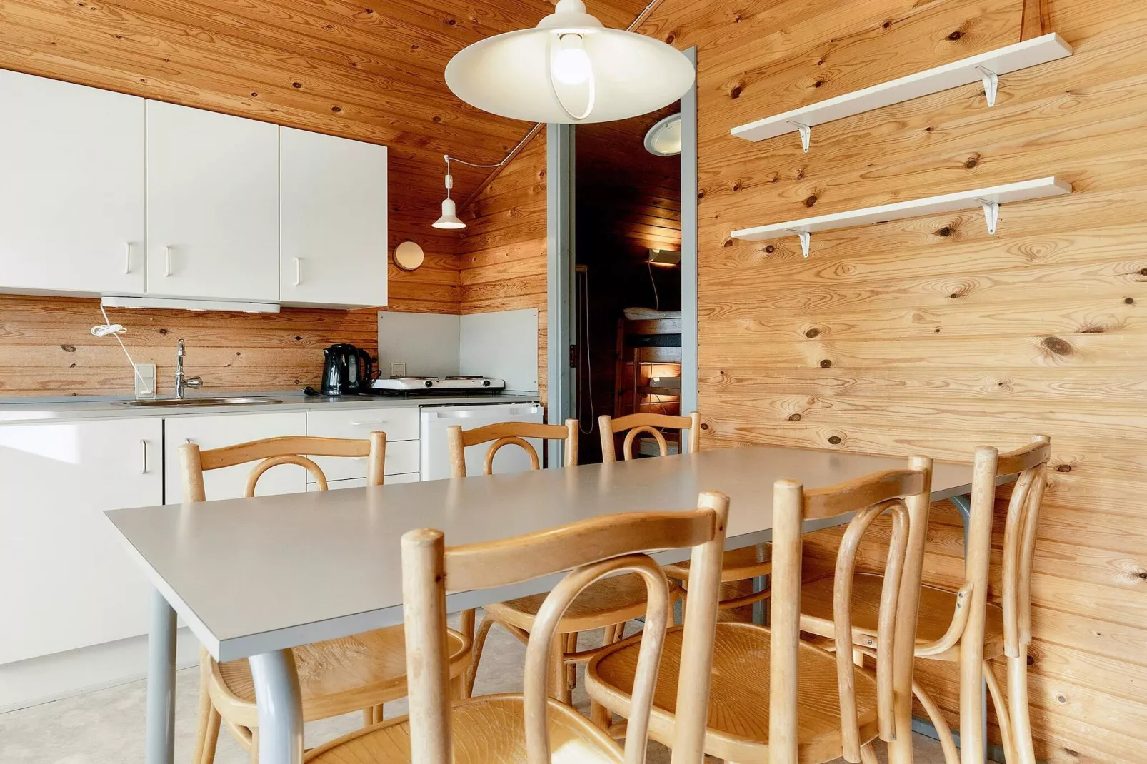 Cabane ensoleillée dans un camping