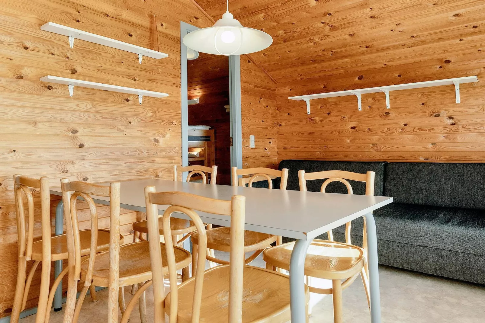 Cabane ensoleillée dans un camping