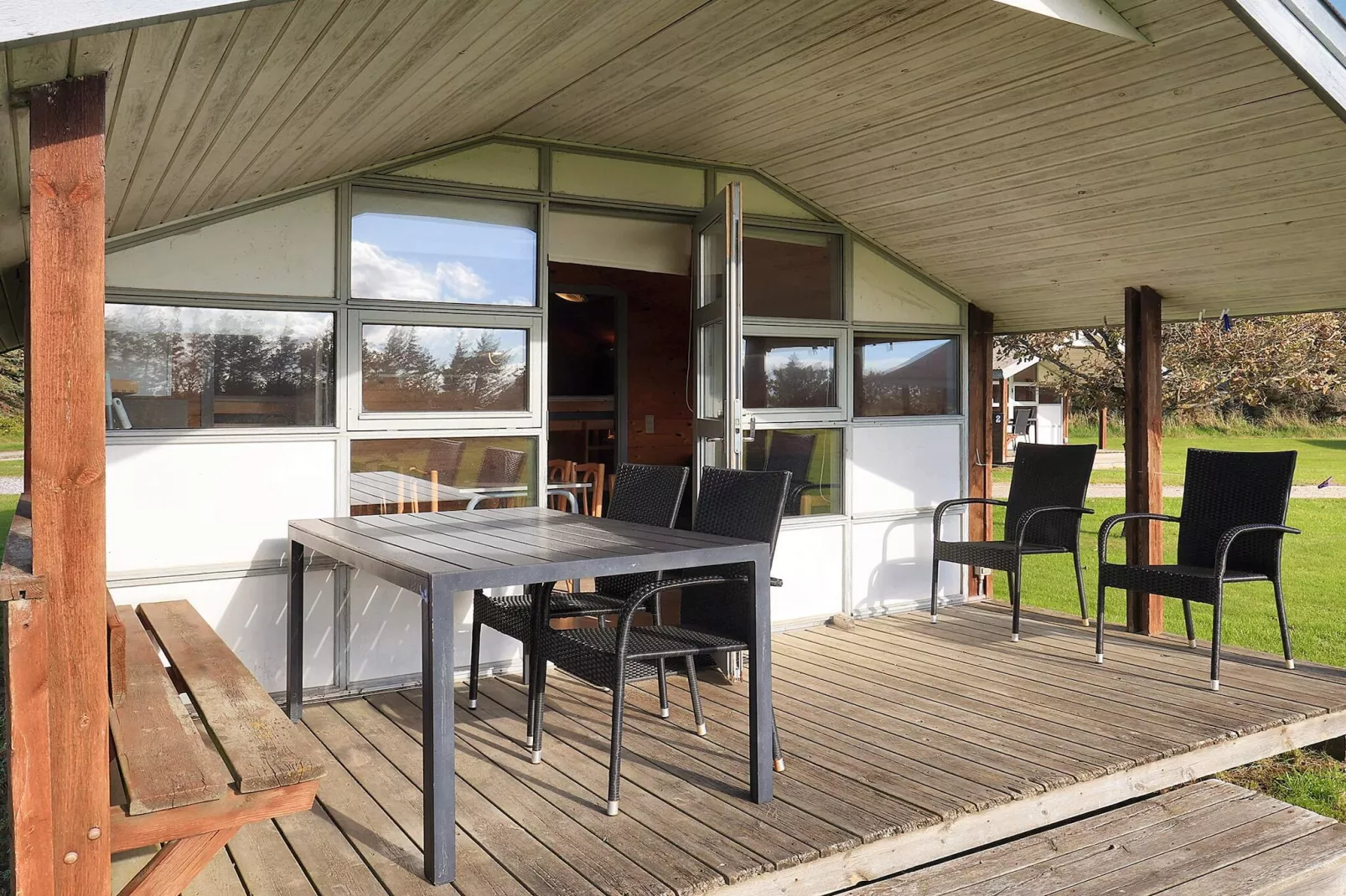 Cabane ensoleillée dans un camping