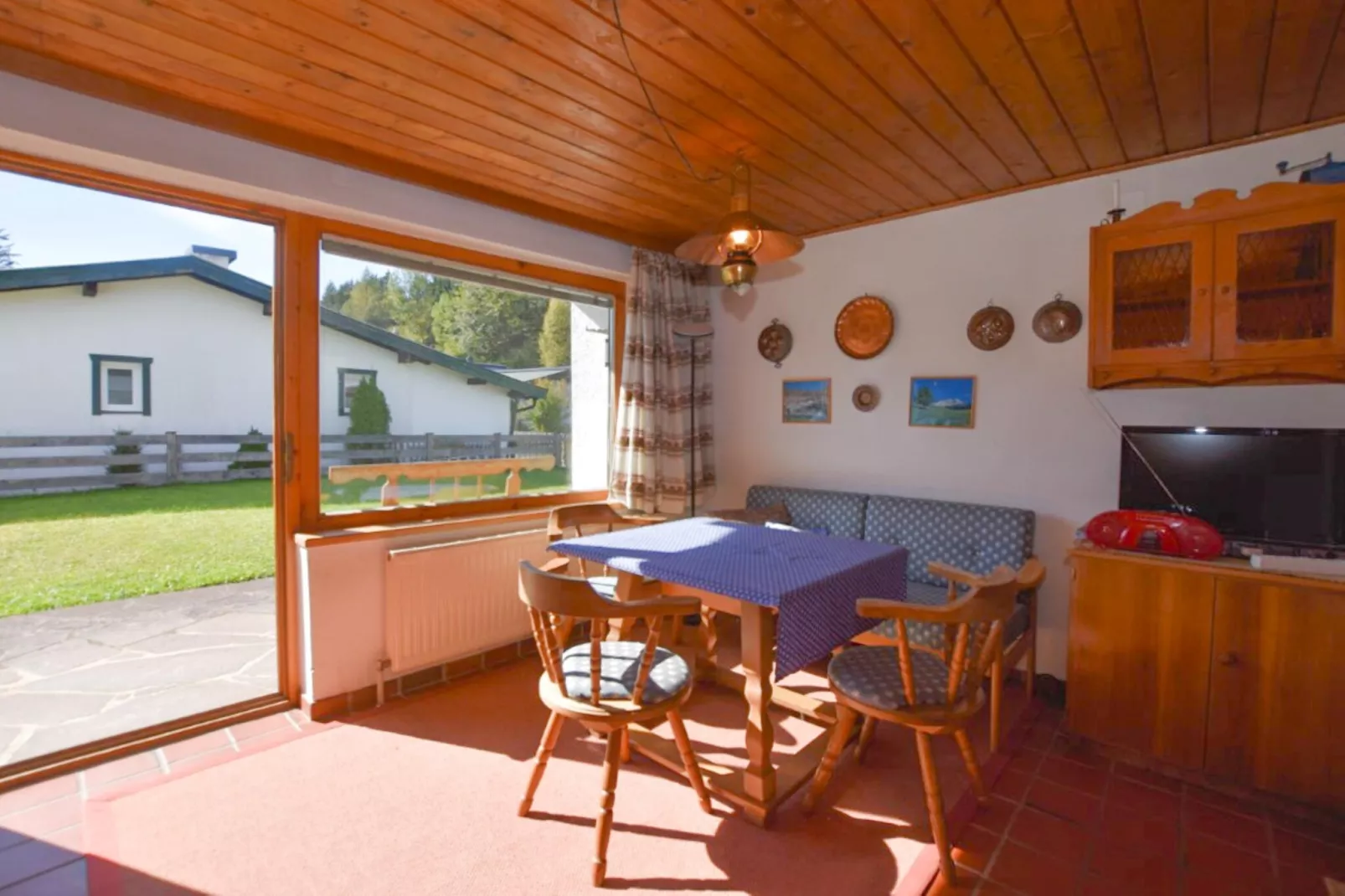 Bungalow in Kitzbühel-Dining room