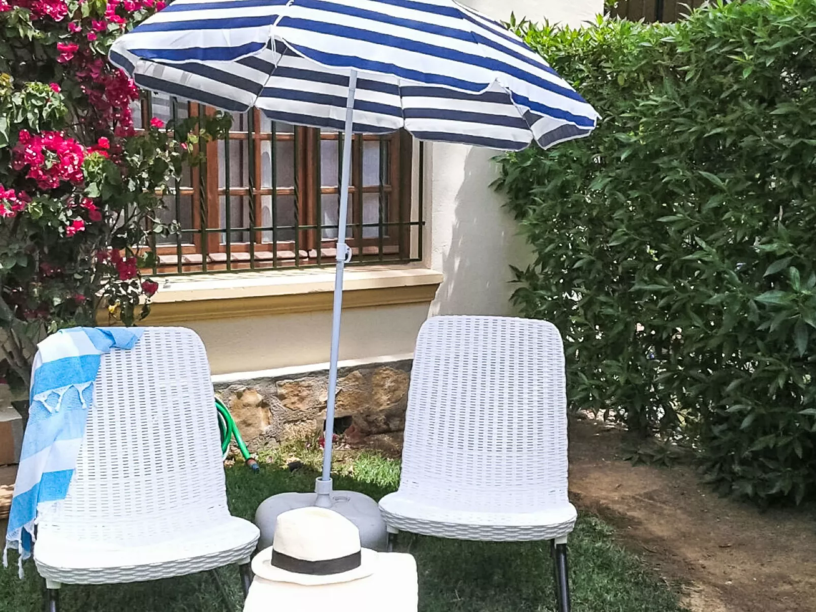 La Isla-Outside