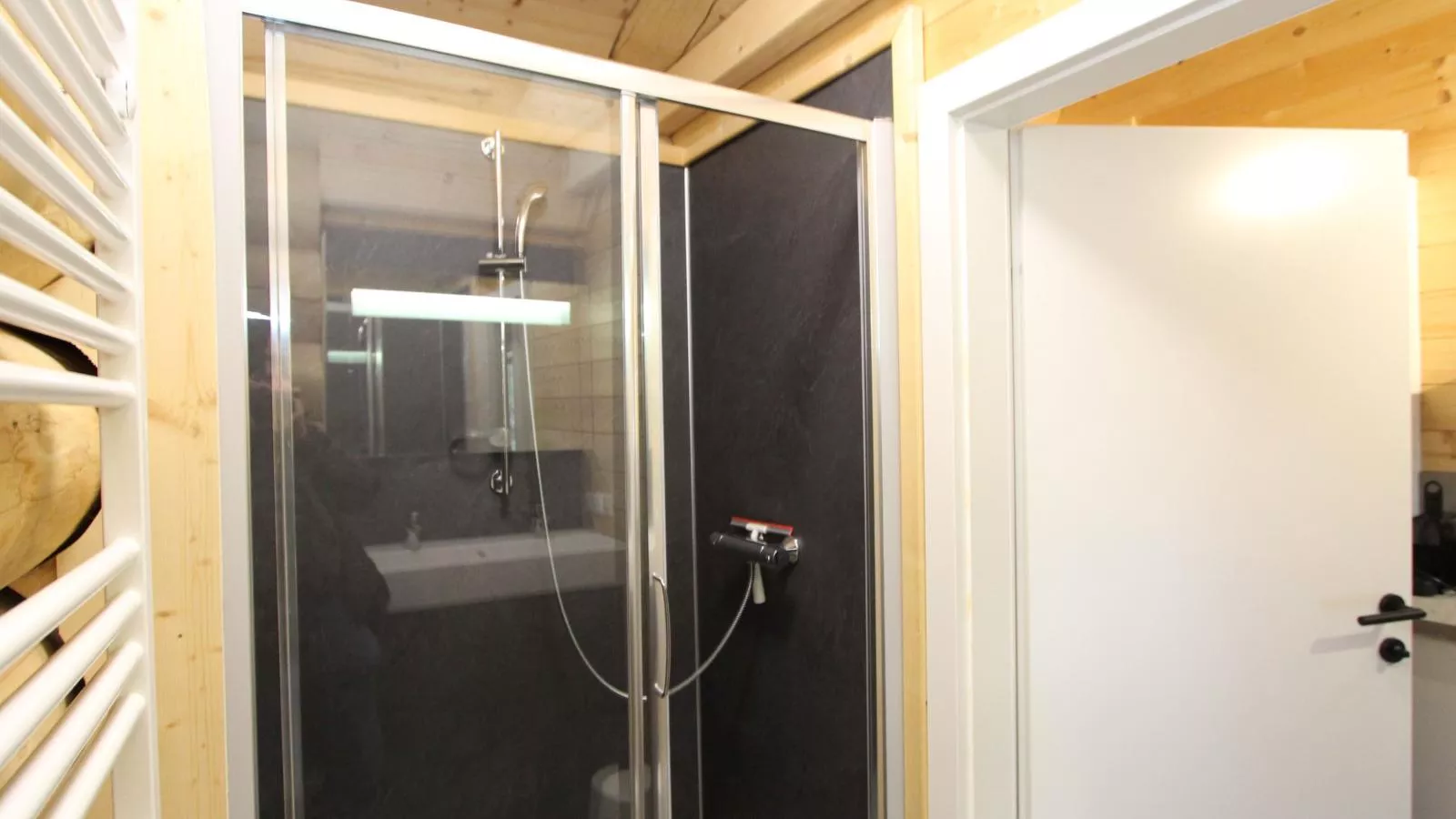 Jenig 2B-Badezimmer
