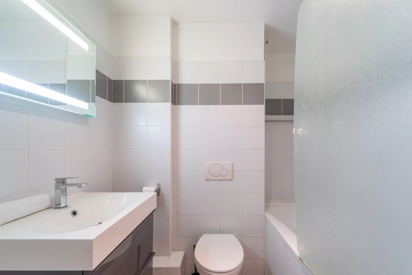 SG-5-BUFFON-102-Bathroom