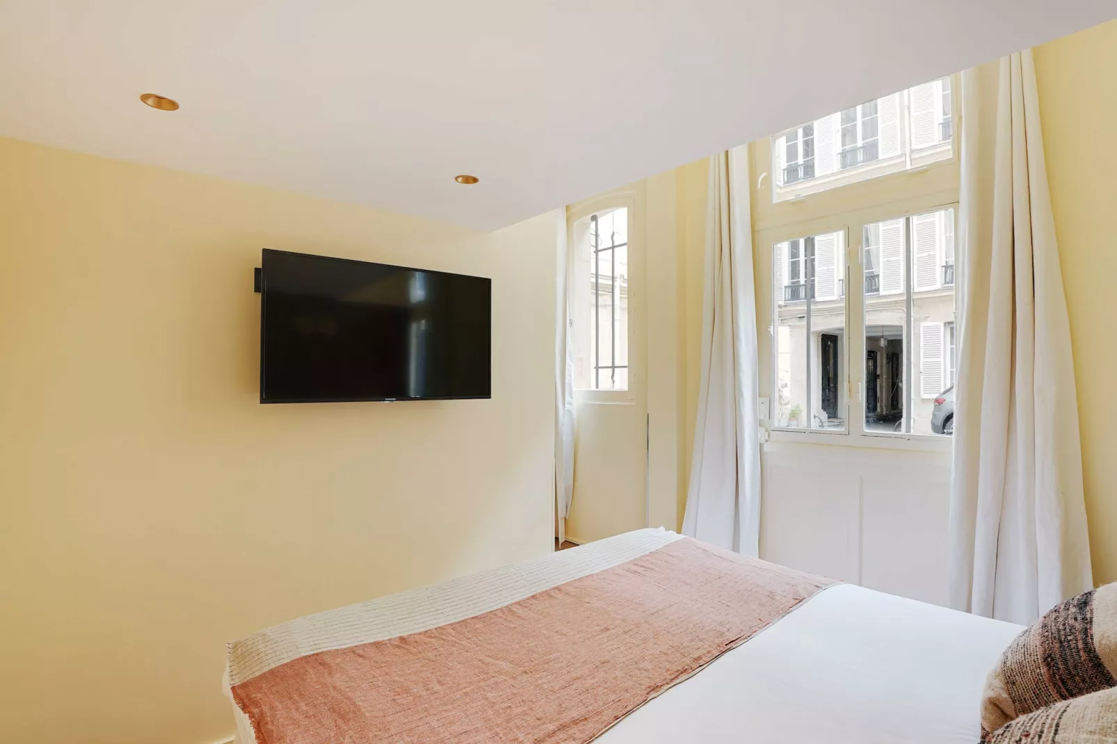 EC-9-ANJOU-RDC-Bedroom