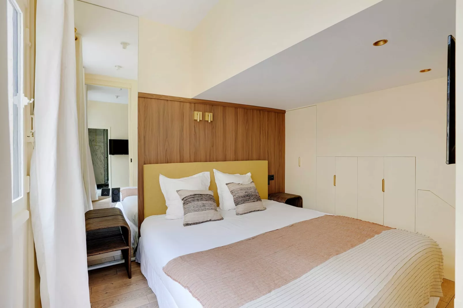EC-9-ANJOU-RDC-Bedroom