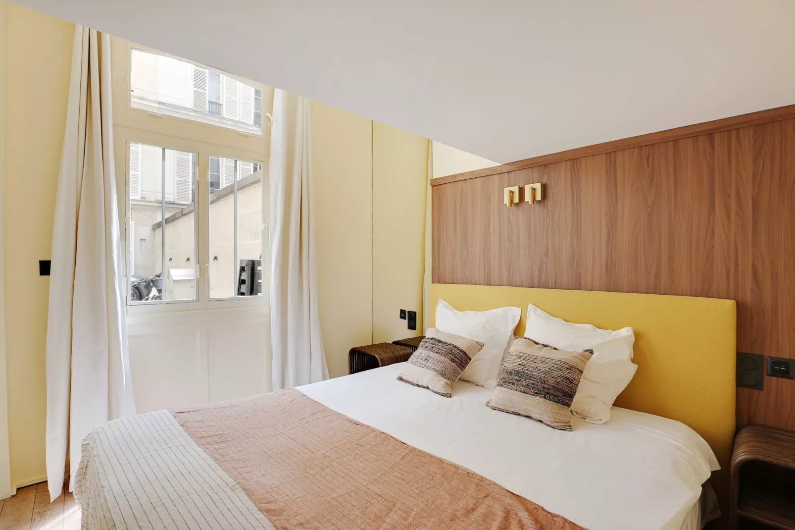 EC-9-ANJOU-RDC-Bedroom
