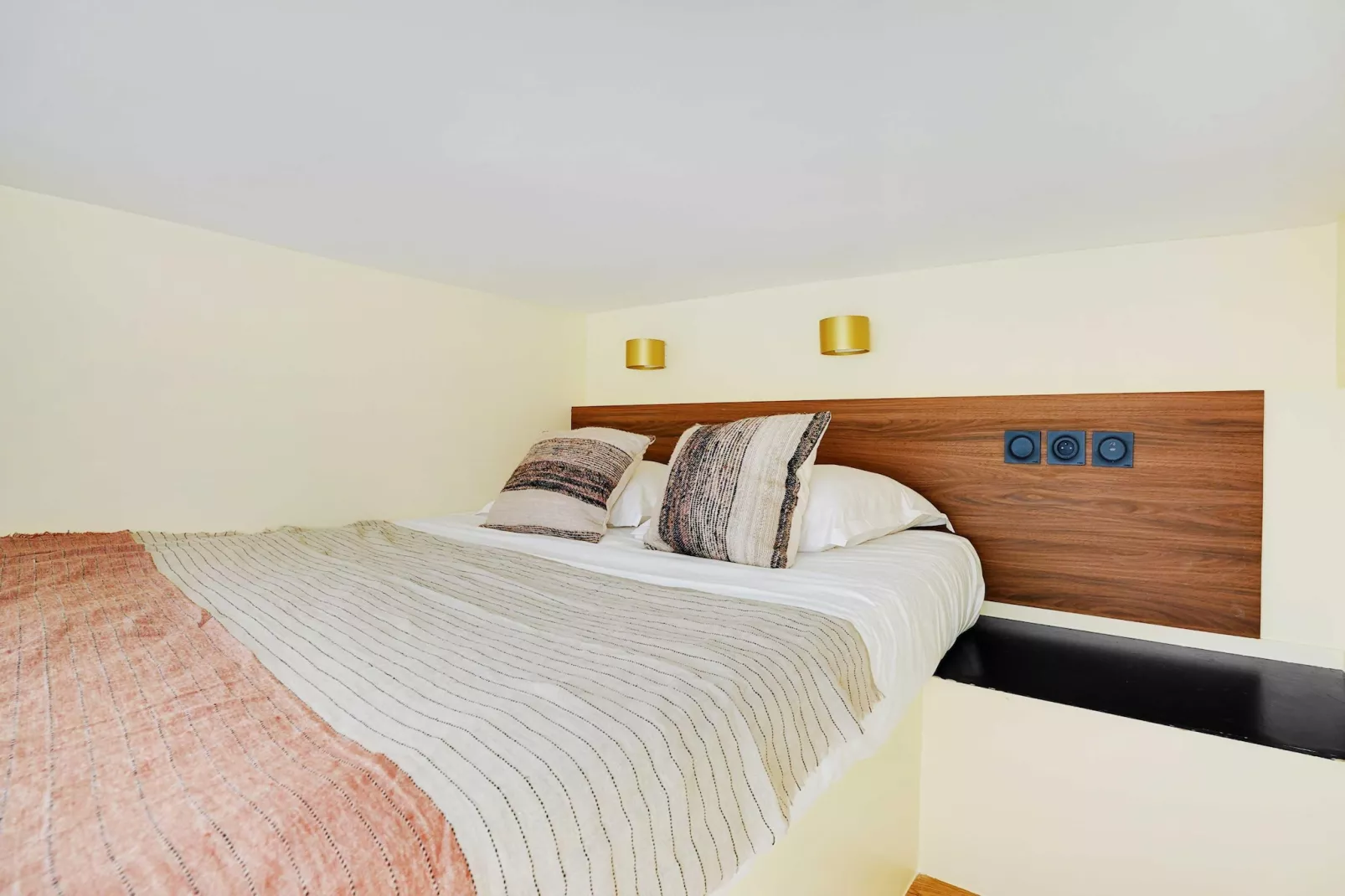 EC-9-ANJOU-RDC-Bedroom