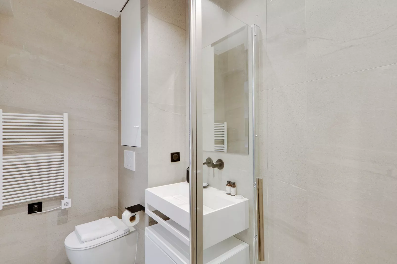 FDL-13-CAIRE-1-Bathroom