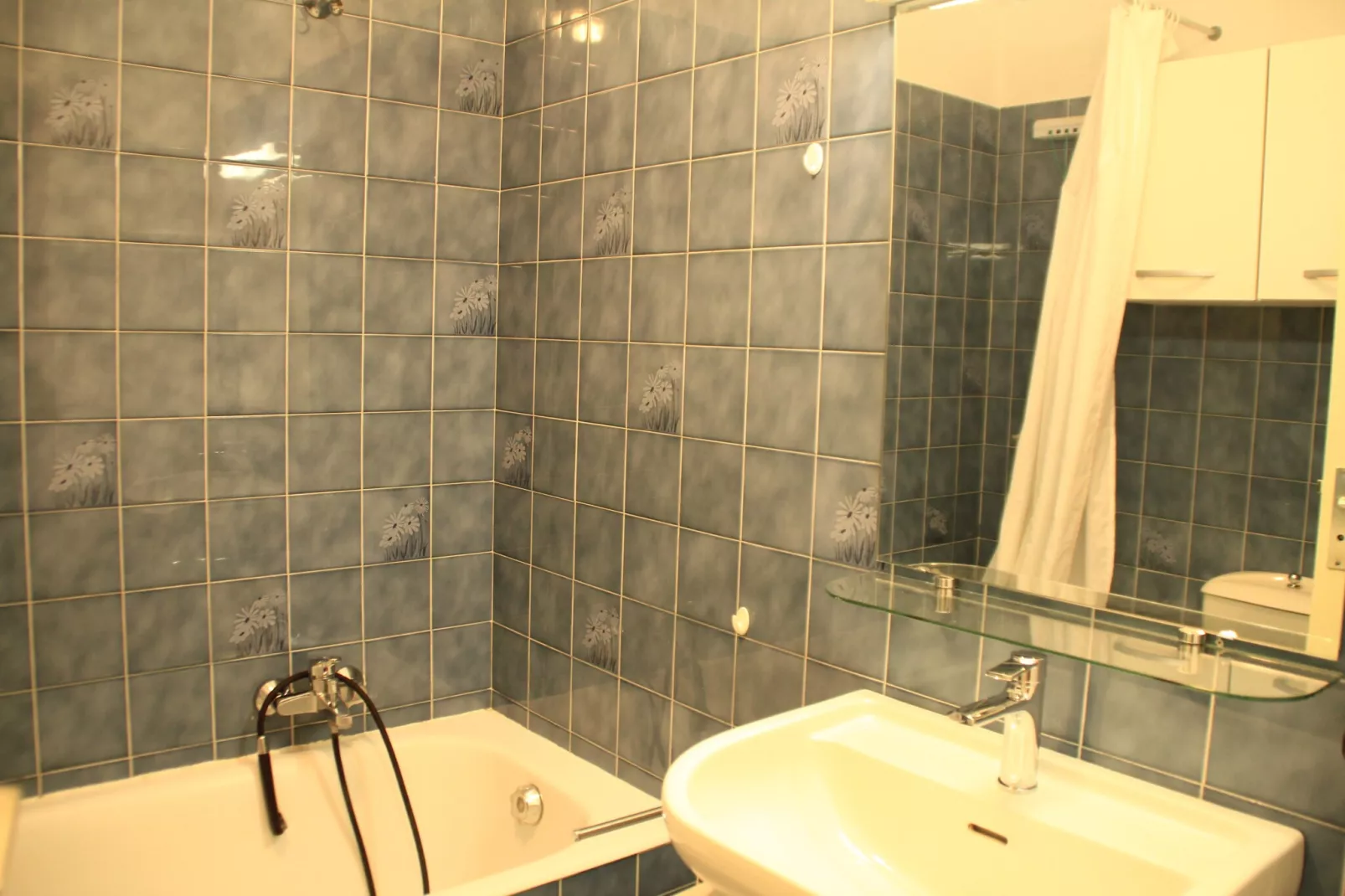 Chambron CB13 CENTER & VIEW 4 Pers.-Bathroom