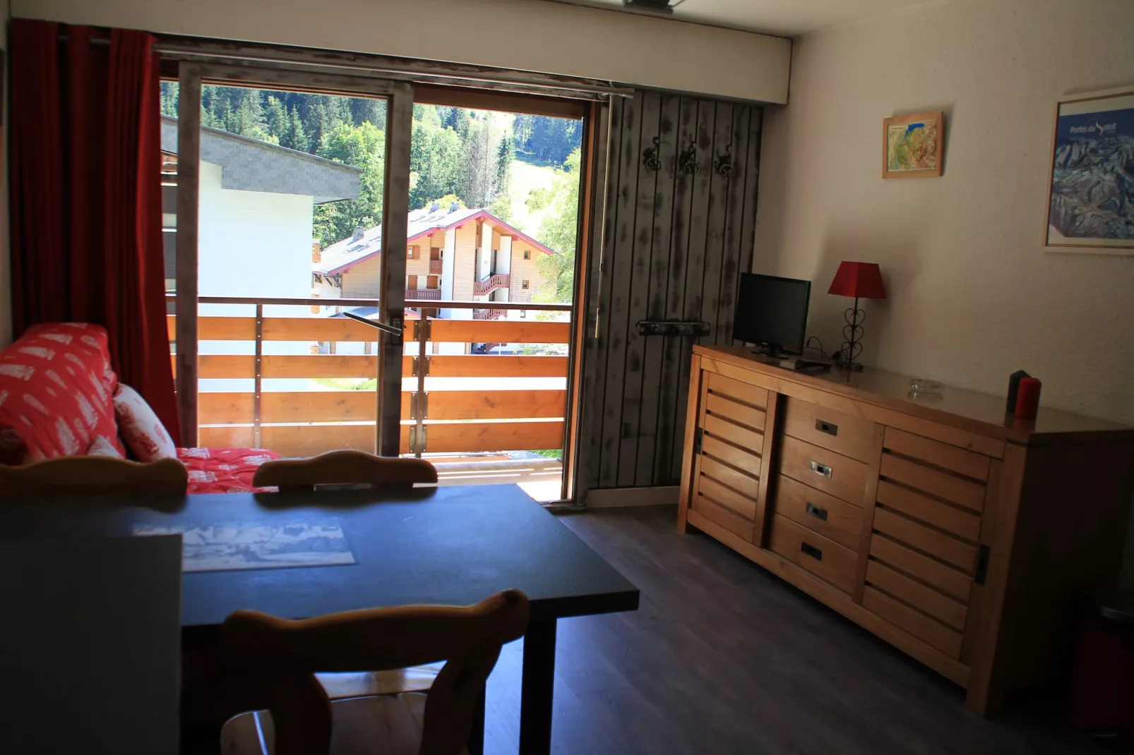 Portes Du Soleil PSA47 TELECABINE & MOUNTAIN 4 Per-Living room