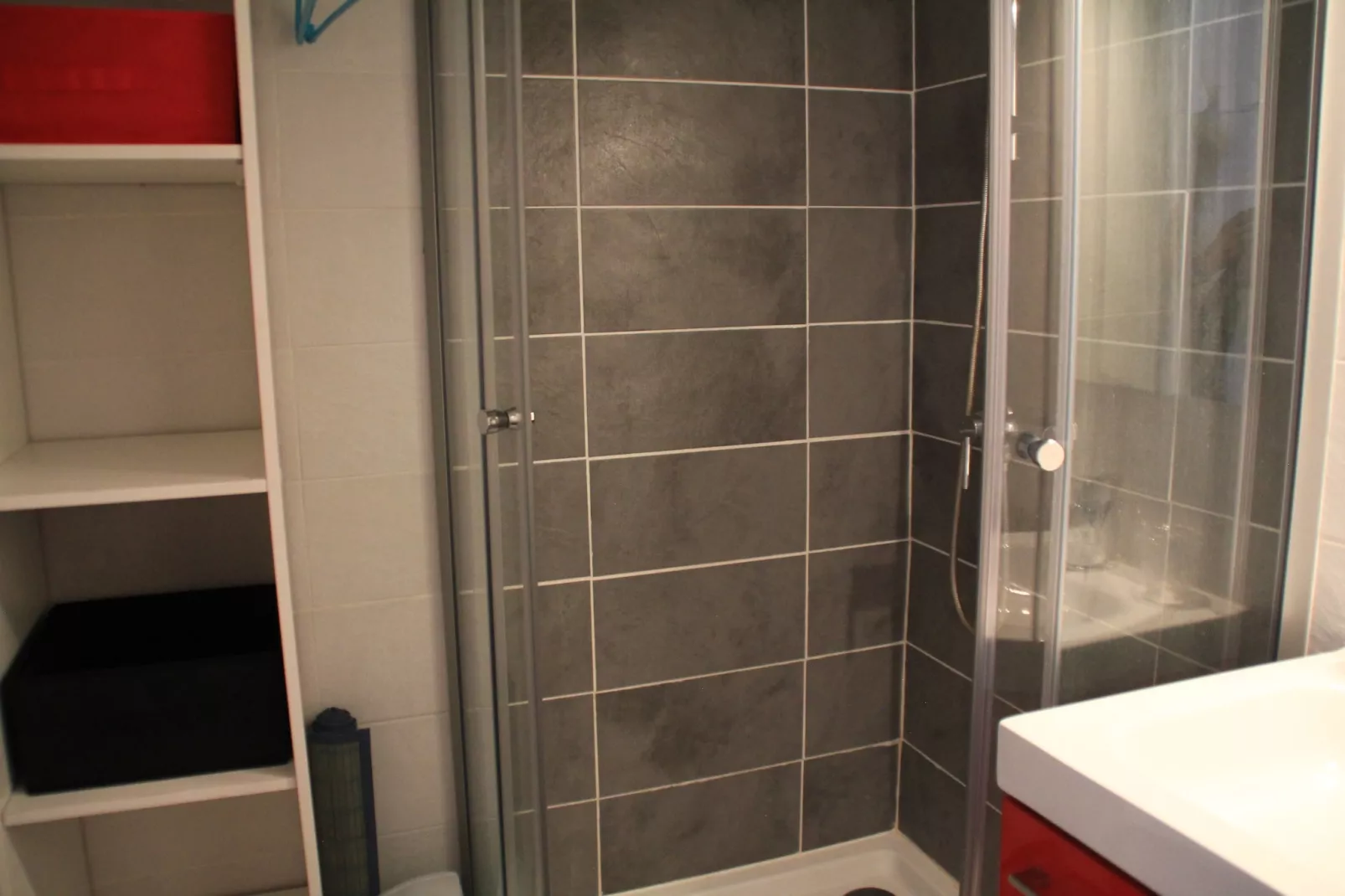 Portes Du Soleil PSA47 TELECABINE & MOUNTAIN 4 Per-Bathroom
