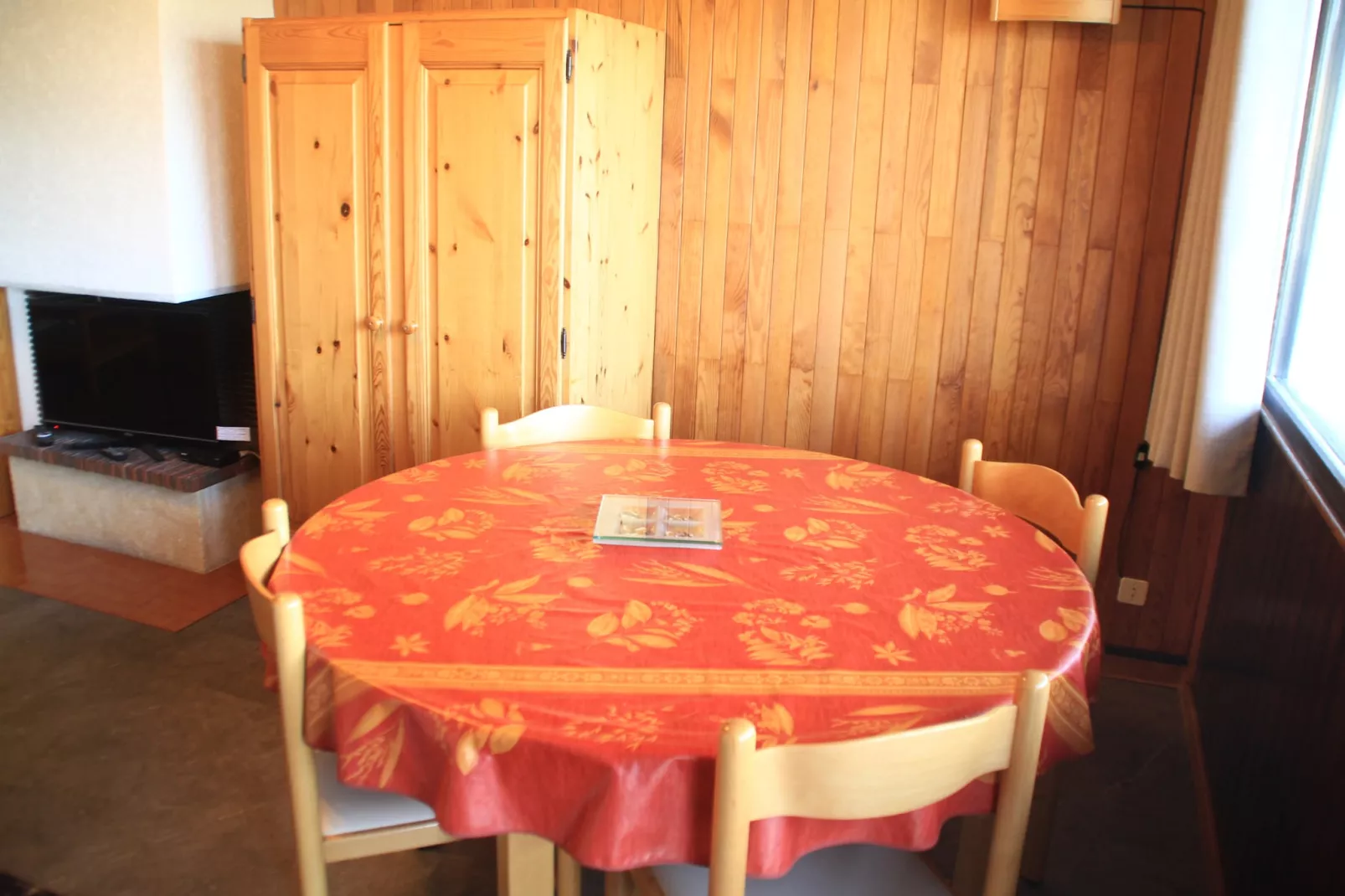 Rhododendrons RD501 CENTER & TELECABINE 4 Pers.-Dining room