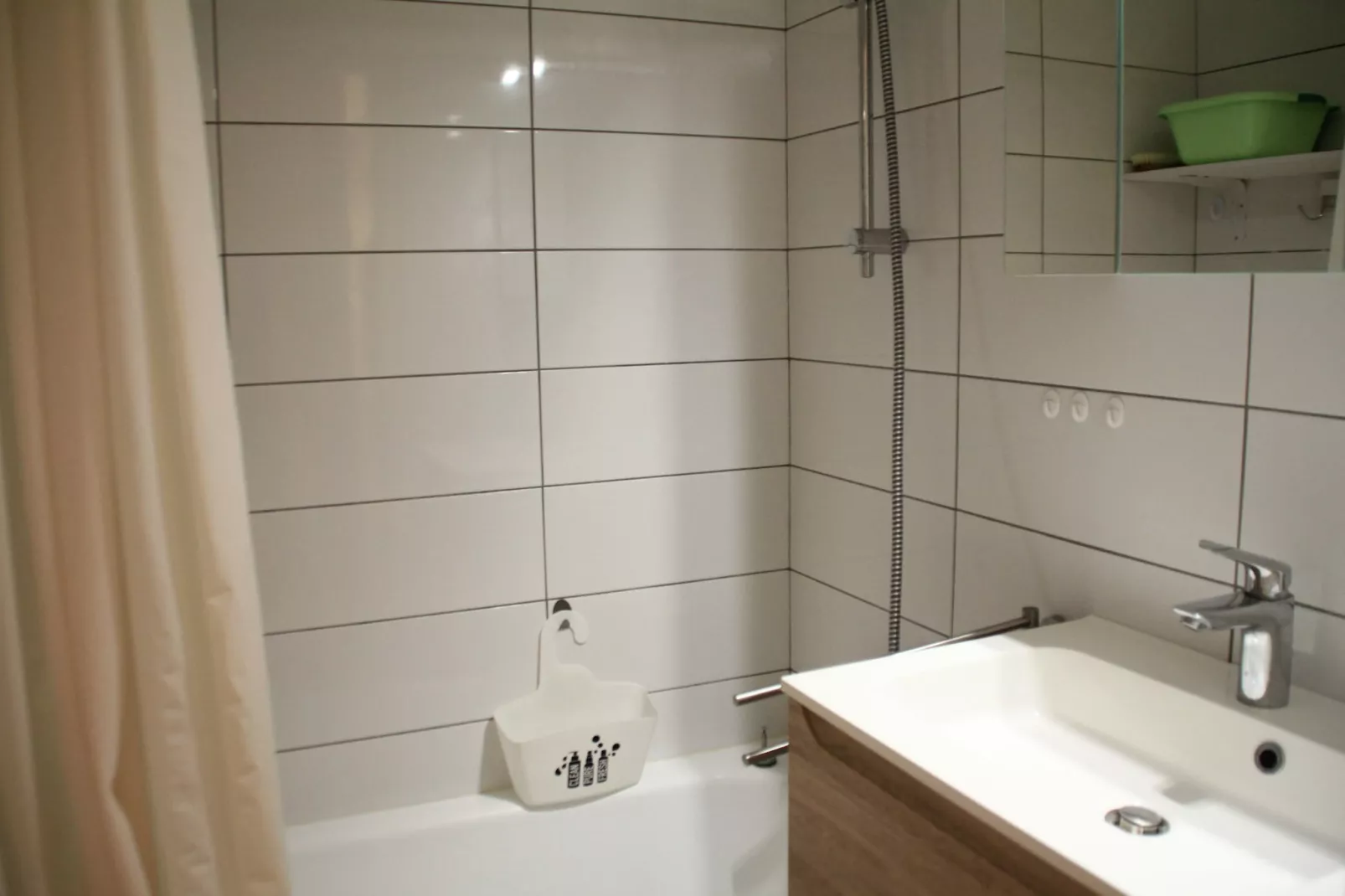 Portes Du Soleil PSB196 TELECABINE & MOUNTAIN 4 Pe-Bathroom