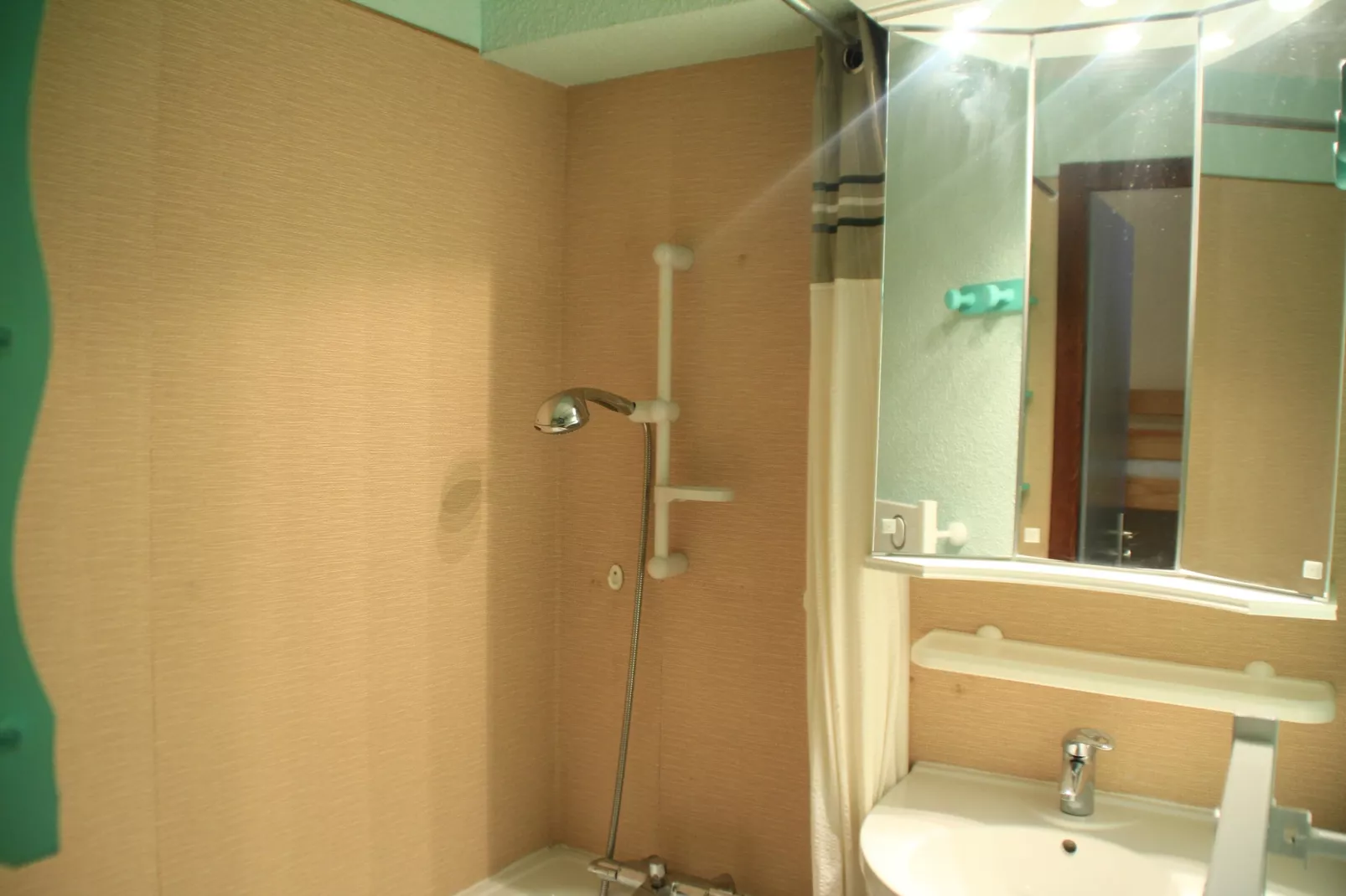 Le Linga LGB203 TELECABINE & MOUNTAIN 4 Pers-Bathroom