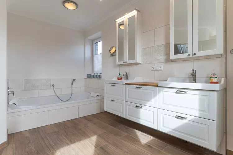 Haus Poller 25-Bathroom