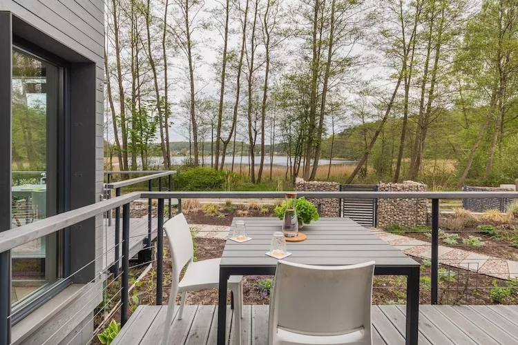 Domy wakacyjne dla 4 osób nad jeziorem Wisełka-Terrassenbalkon