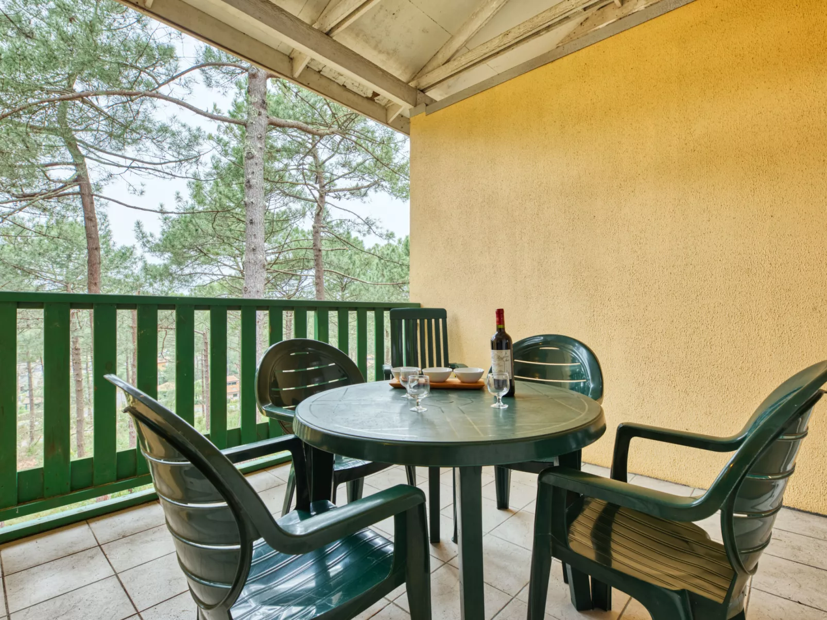 Les Grands Pins-Outside
