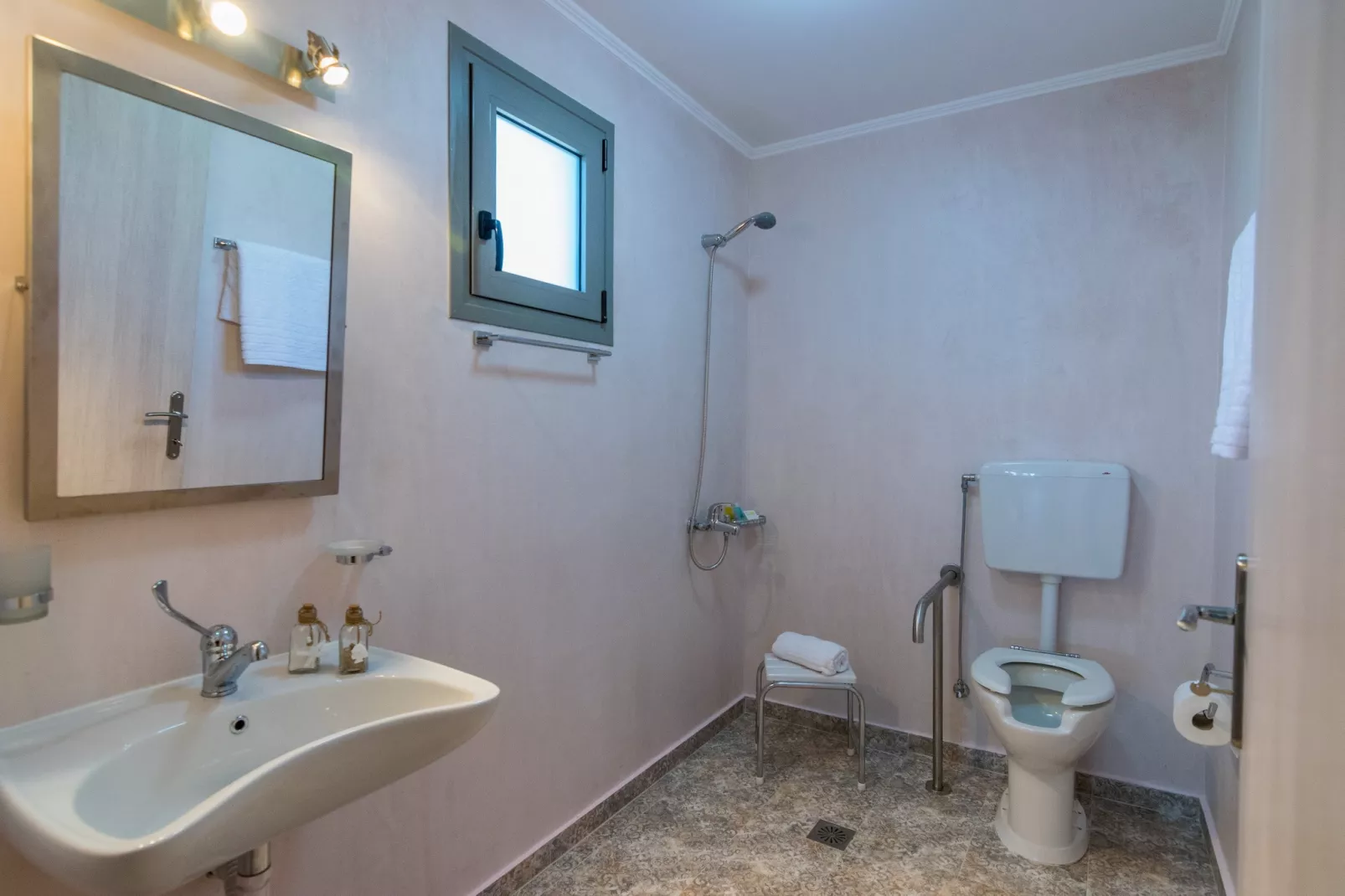 Ilianthos-Bathroom