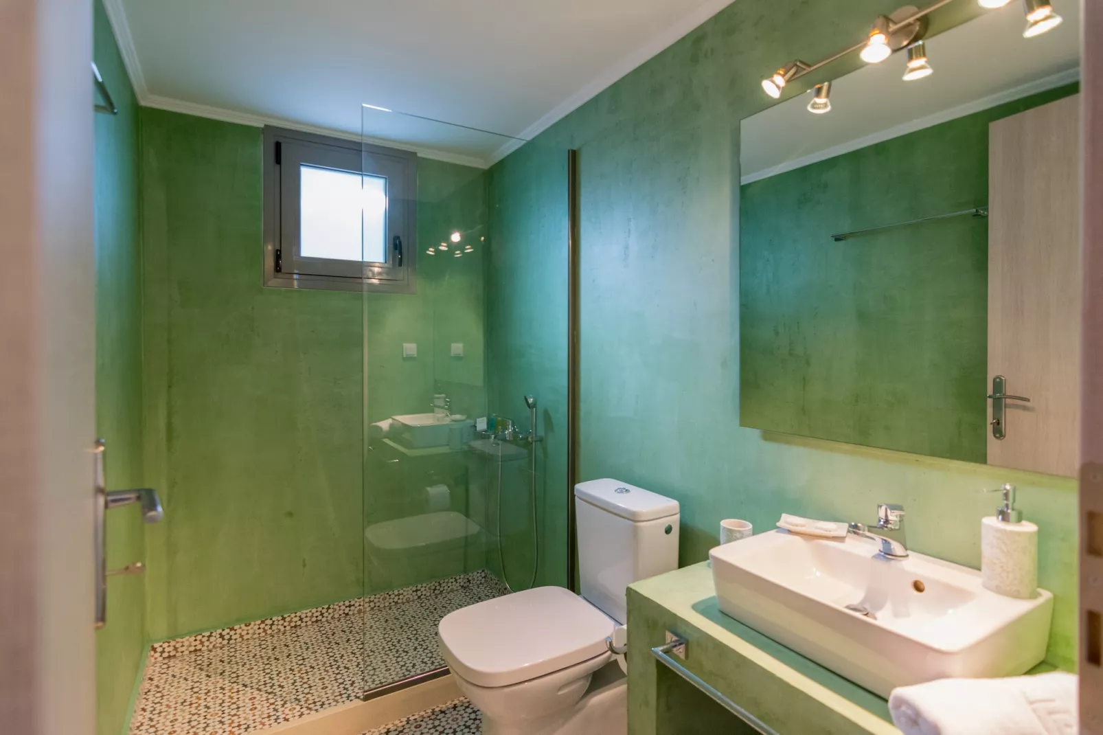 Ilianthos-Bathroom