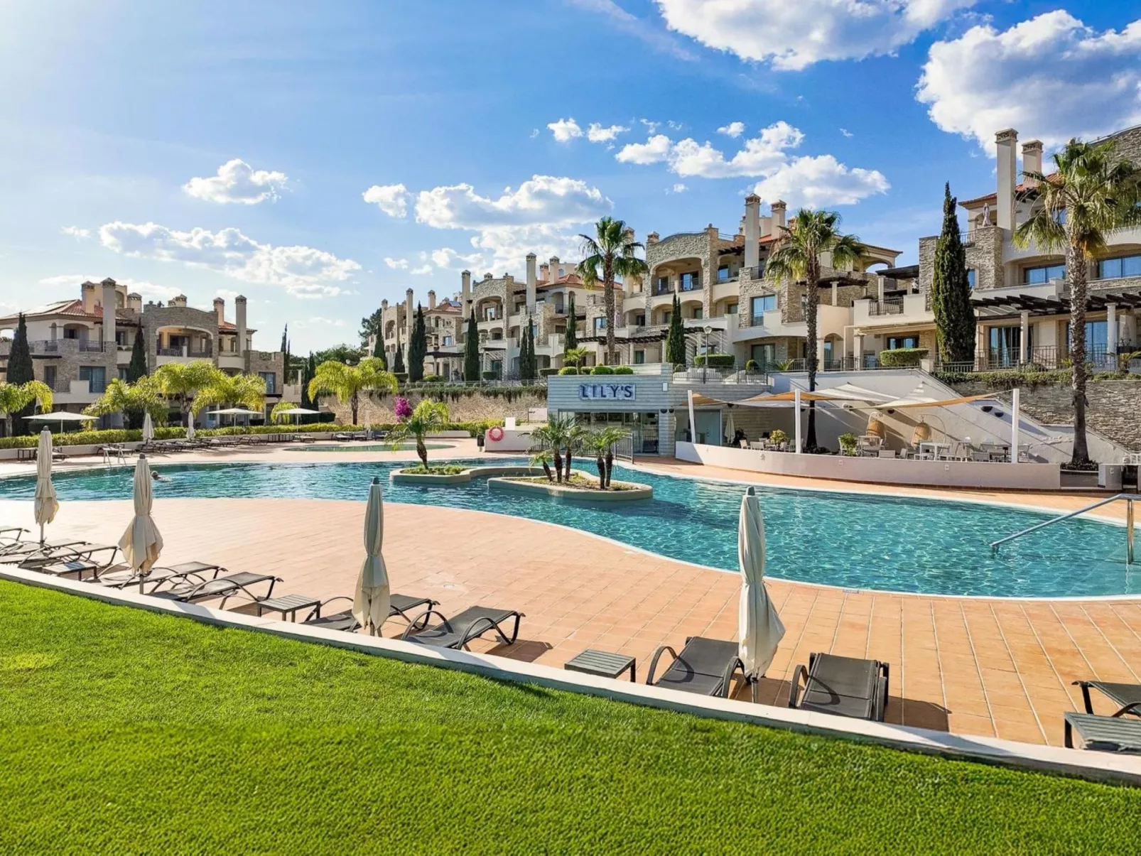 Pine Hills Cristal-Outside