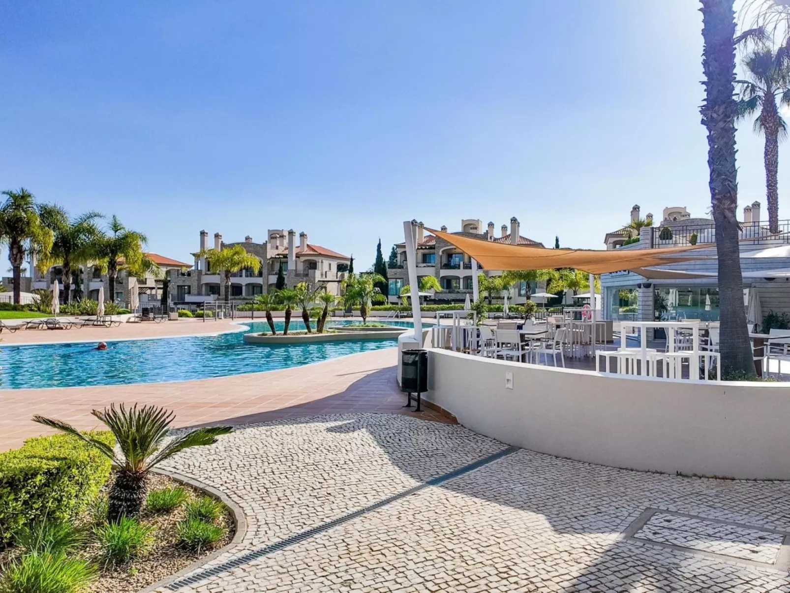 Pine Hills Cristal-Outside