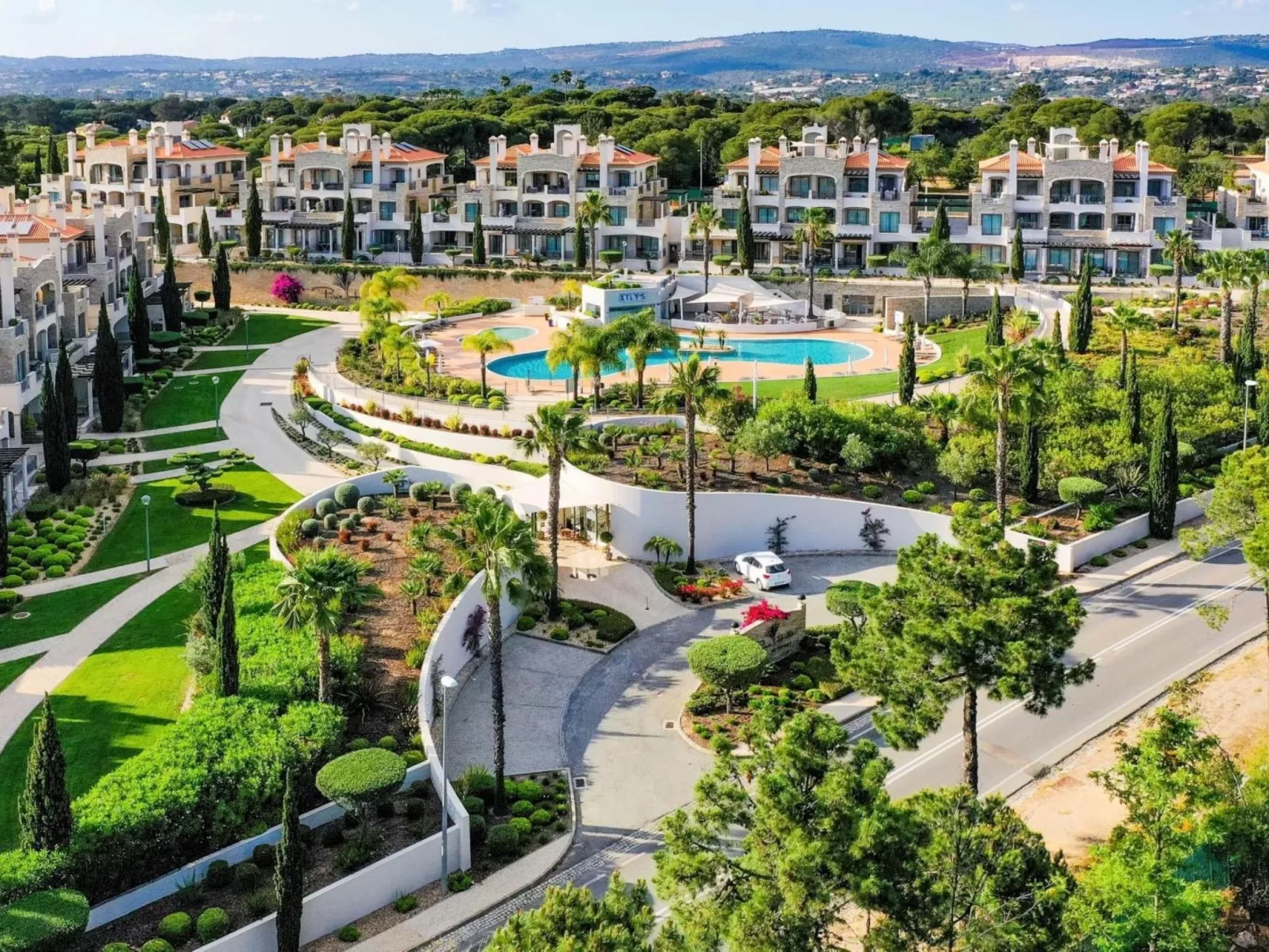 Pine Hills Cristal-Outside