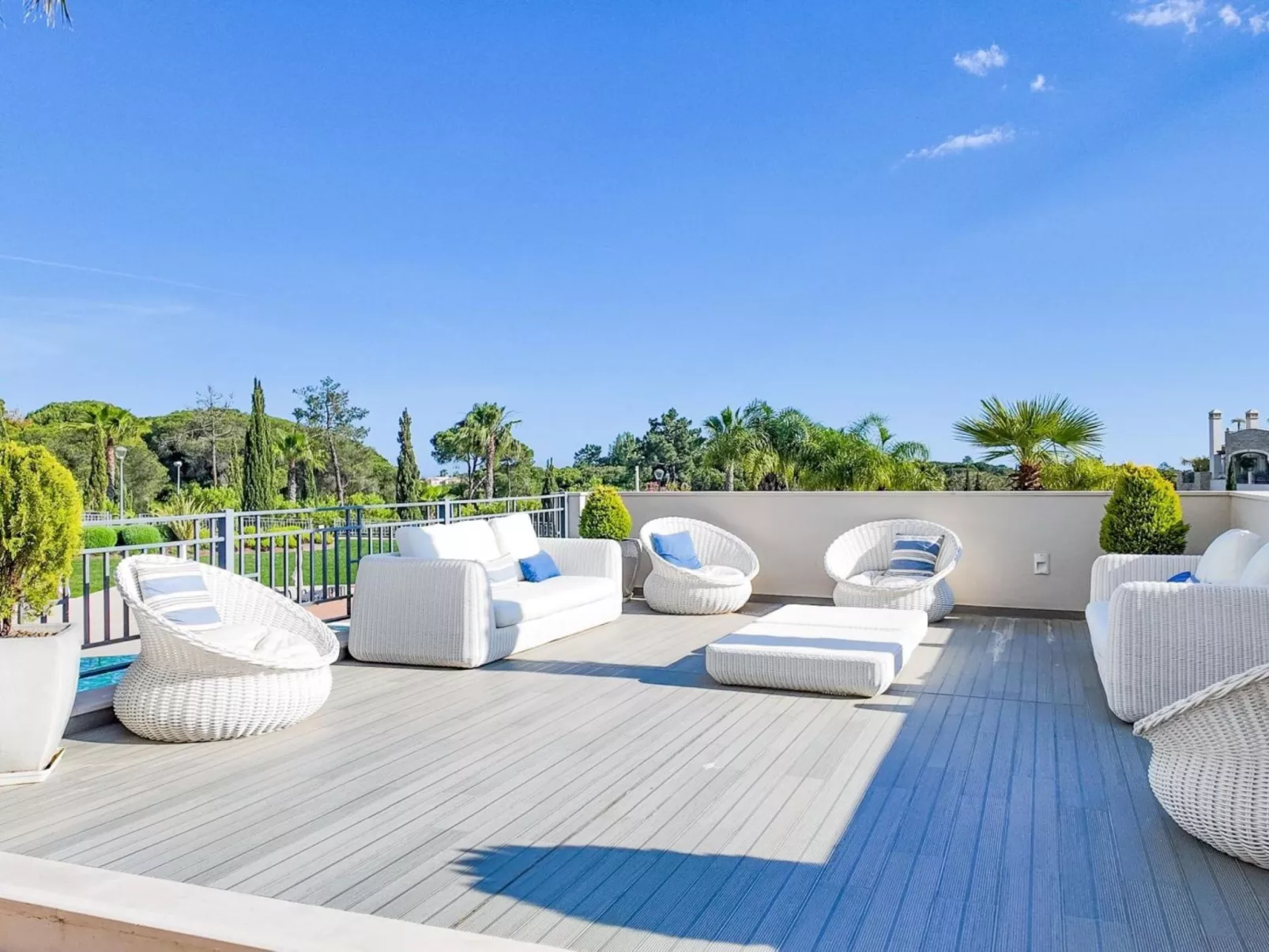 Pine Hills Cristal-Outside