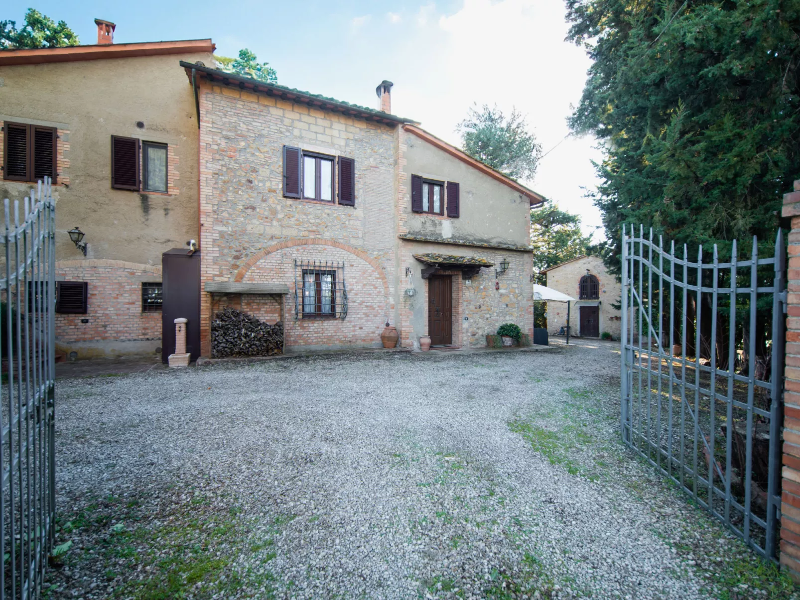 Villa Angiolino-Outside