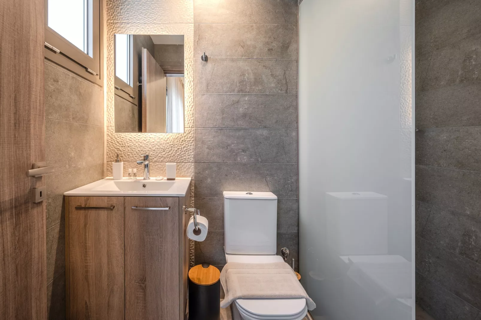 Meli & Gio 2-Bathroom