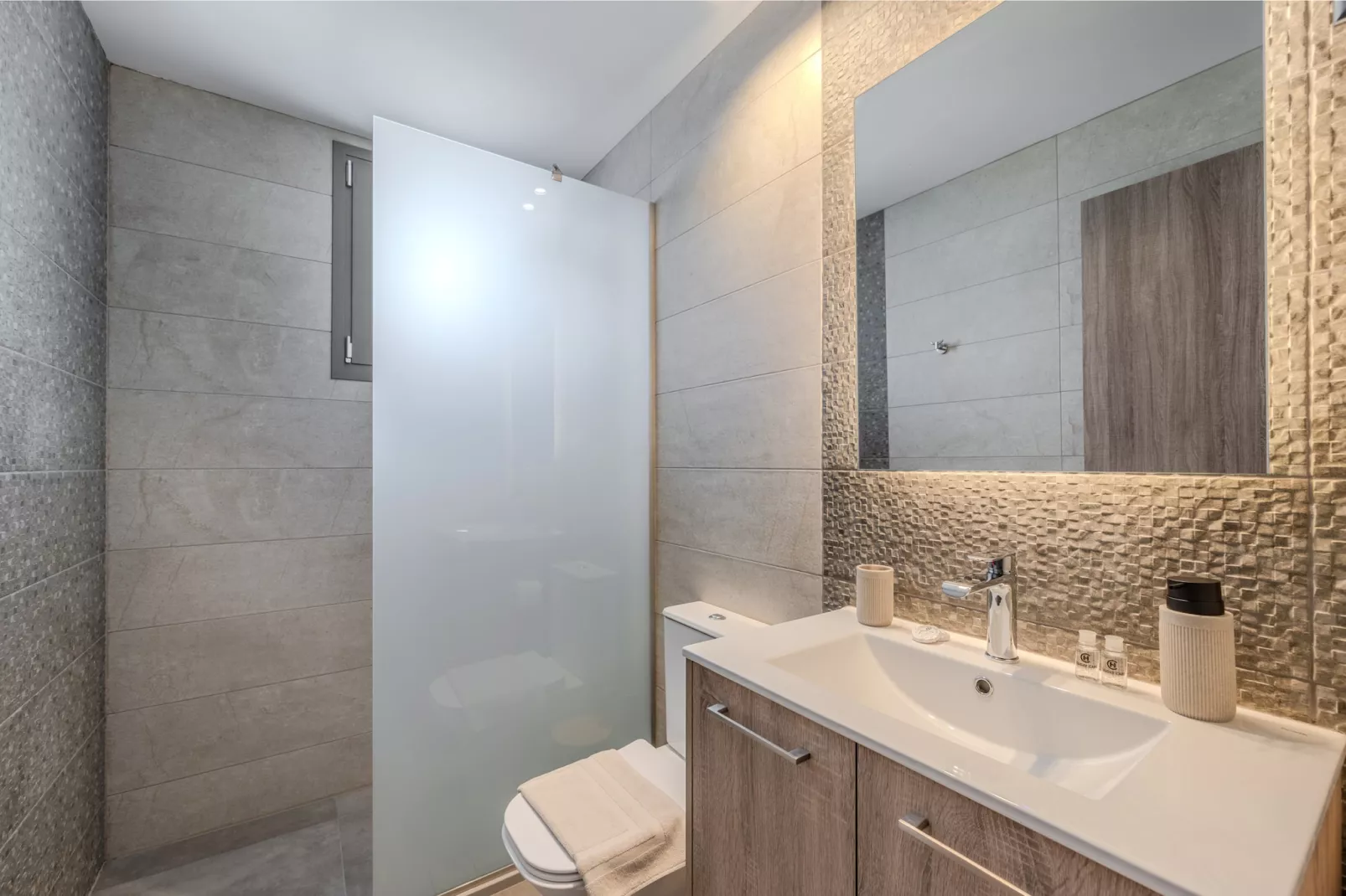 Meli & Gio 2-Bathroom