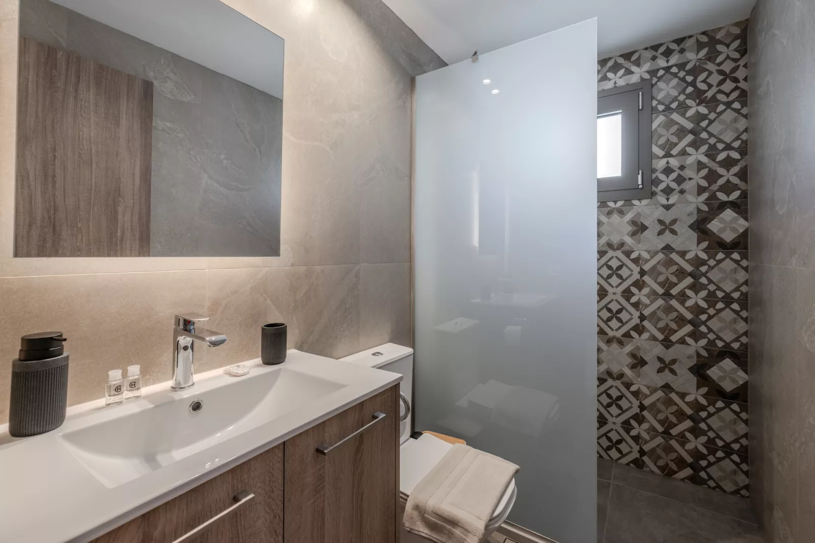 Meli & Gio 2-Bathroom
