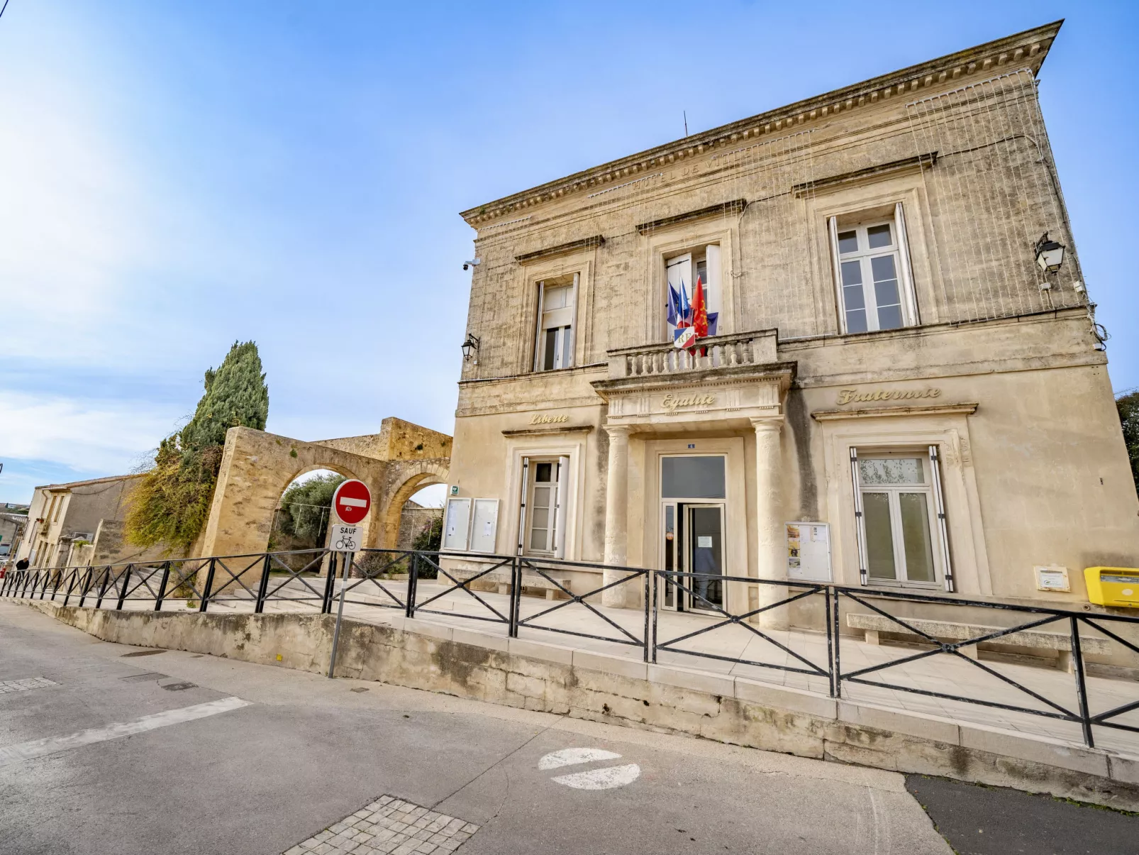 Maison de Castries-Area