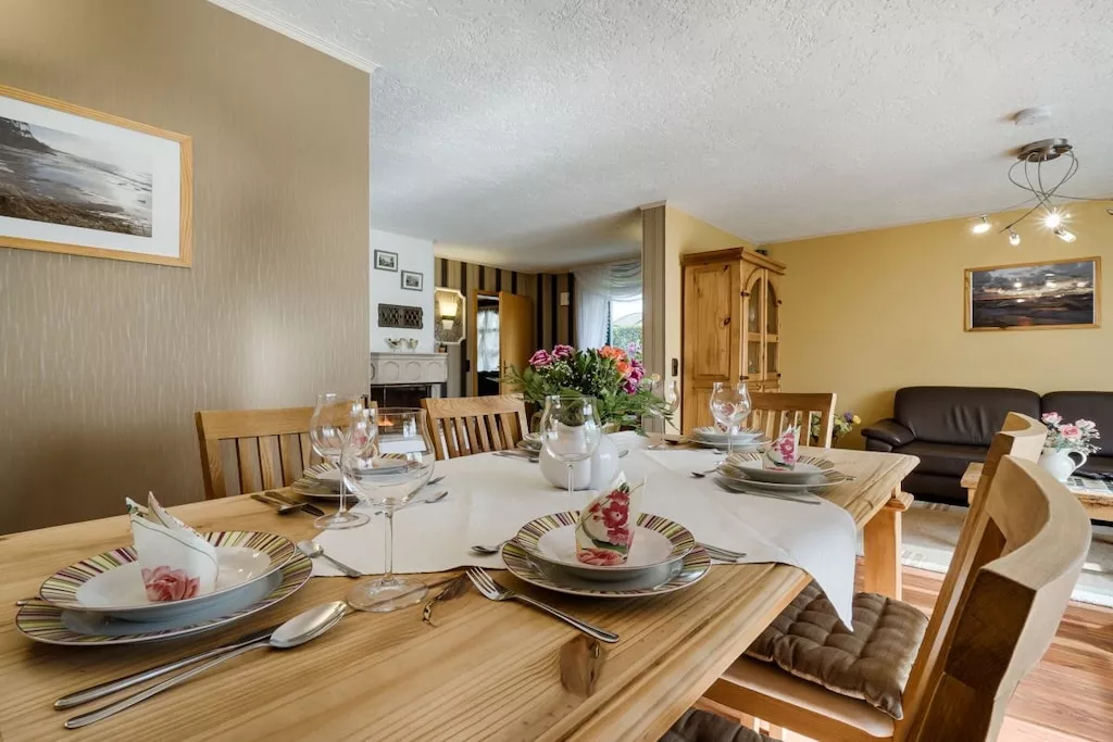 38067-Dining room