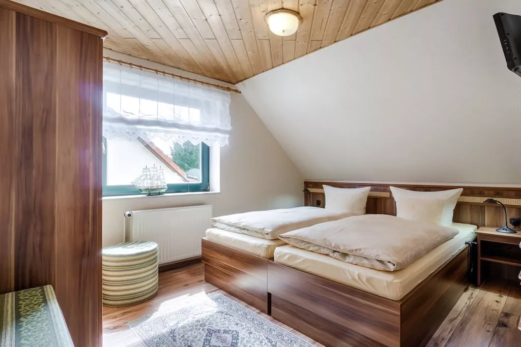 38067-Bedroom